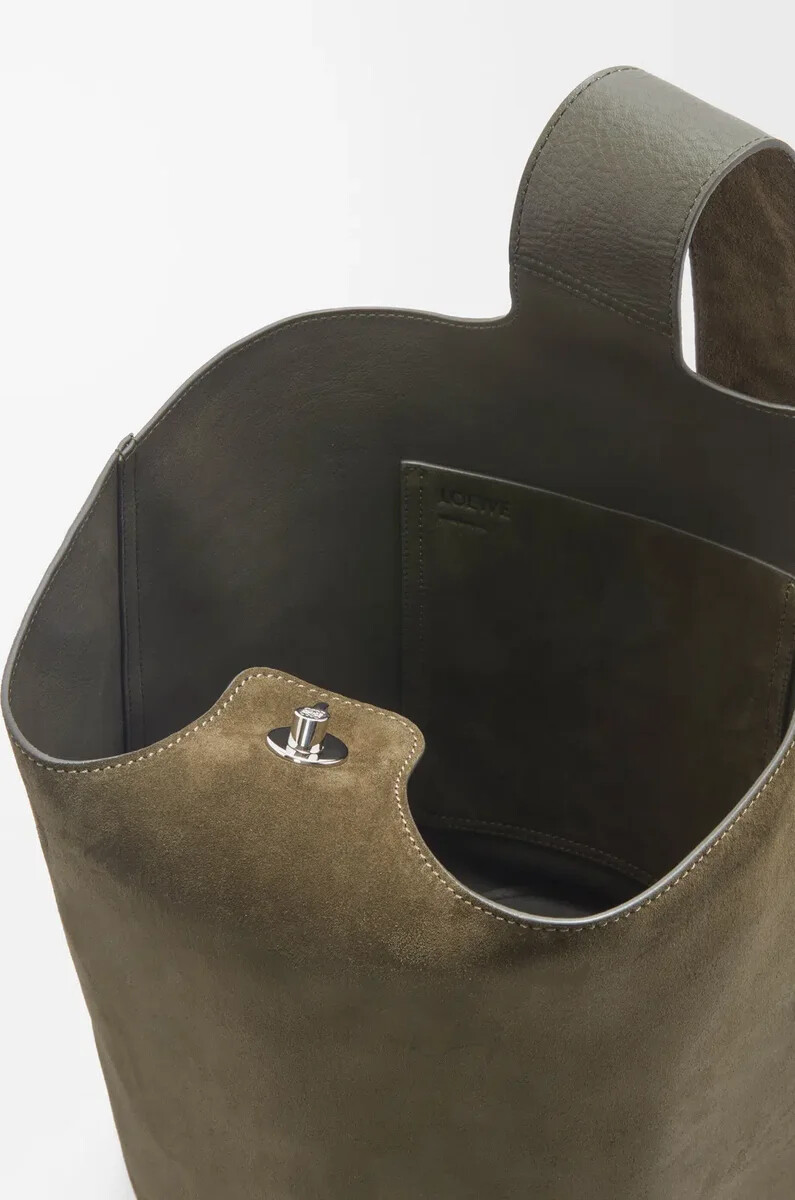 borsa a secchiello pebble grande in pelle di vitello scamosciata dark olive