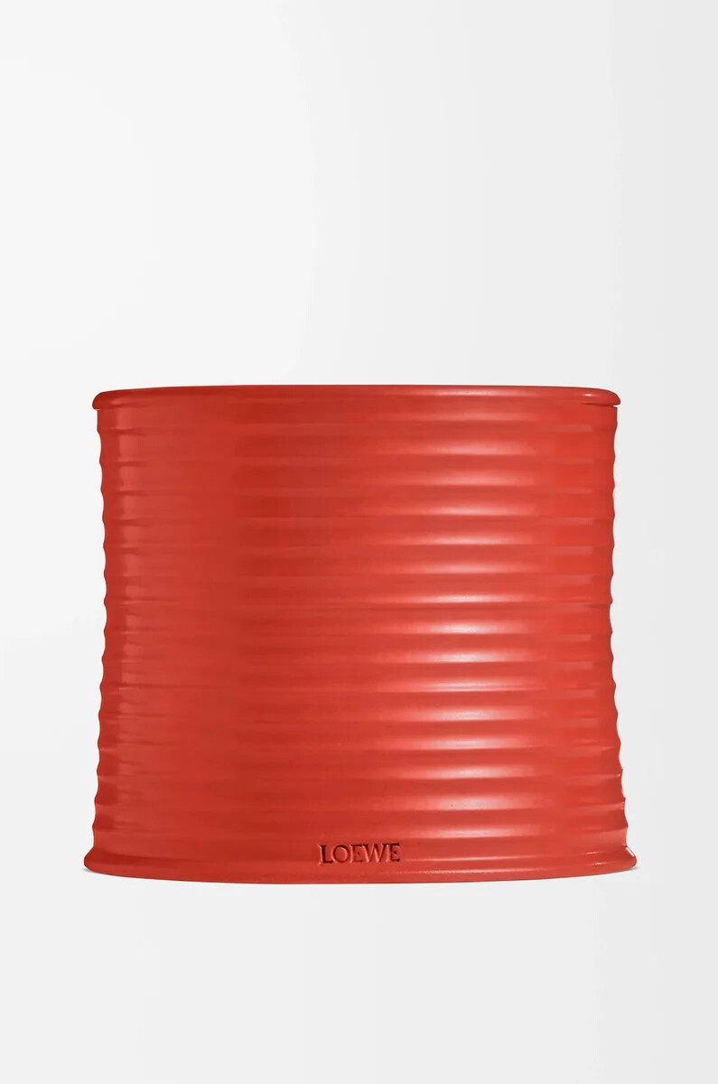 candela grande con foglie di pomodoro rossa
