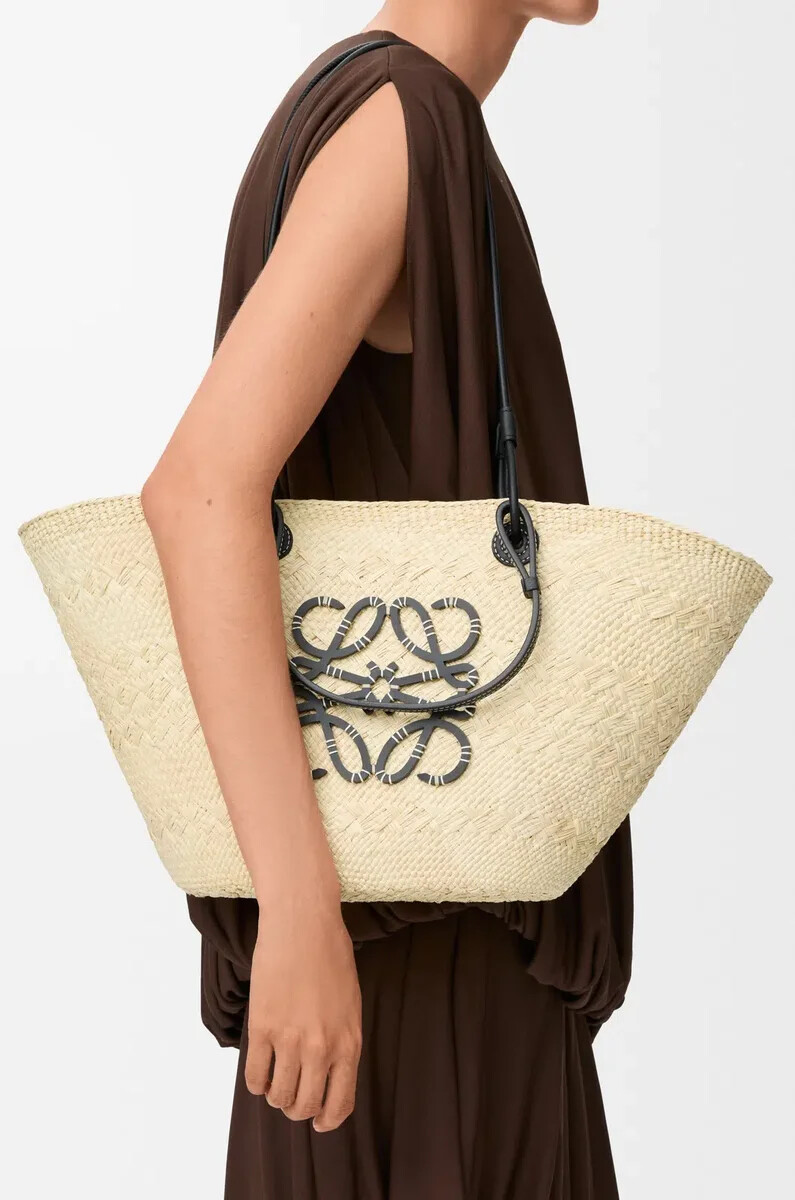 borsa media anagram basket in palma di iraca e pelle di vitello naturalenero