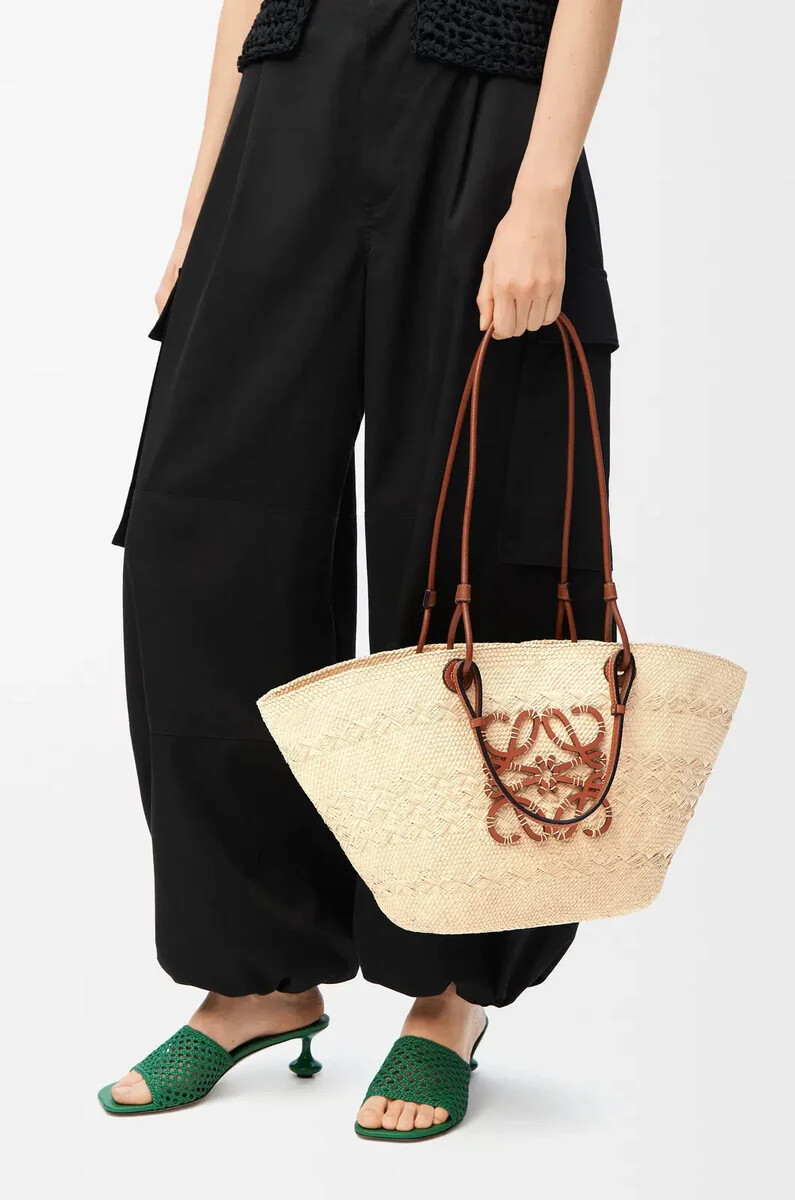 borsa media anagram basket in palma di iraca e pelle di vitello naturalemarrone chiaro