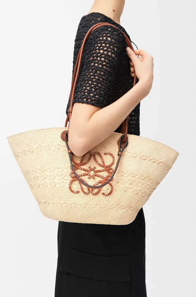 borsa media anagram basket in palma di iraca e pelle di vitello naturalemarrone chiaro