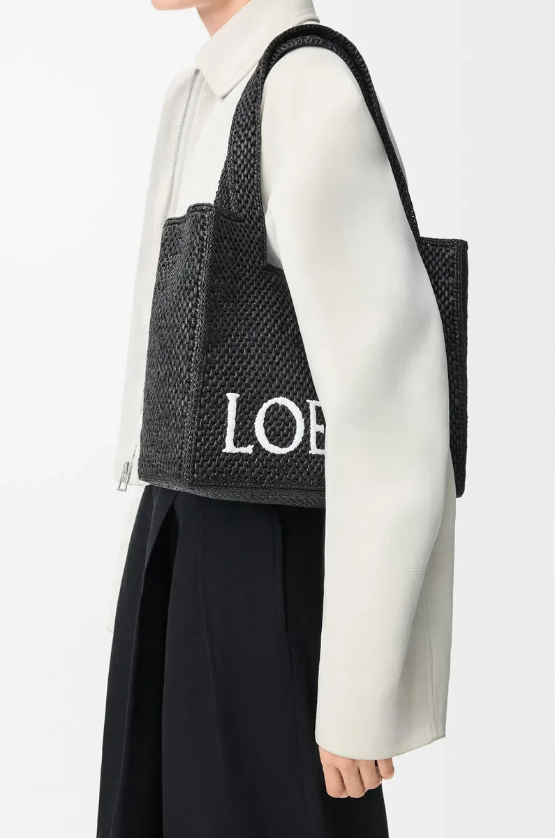 borsa media loewe font in rafia nera