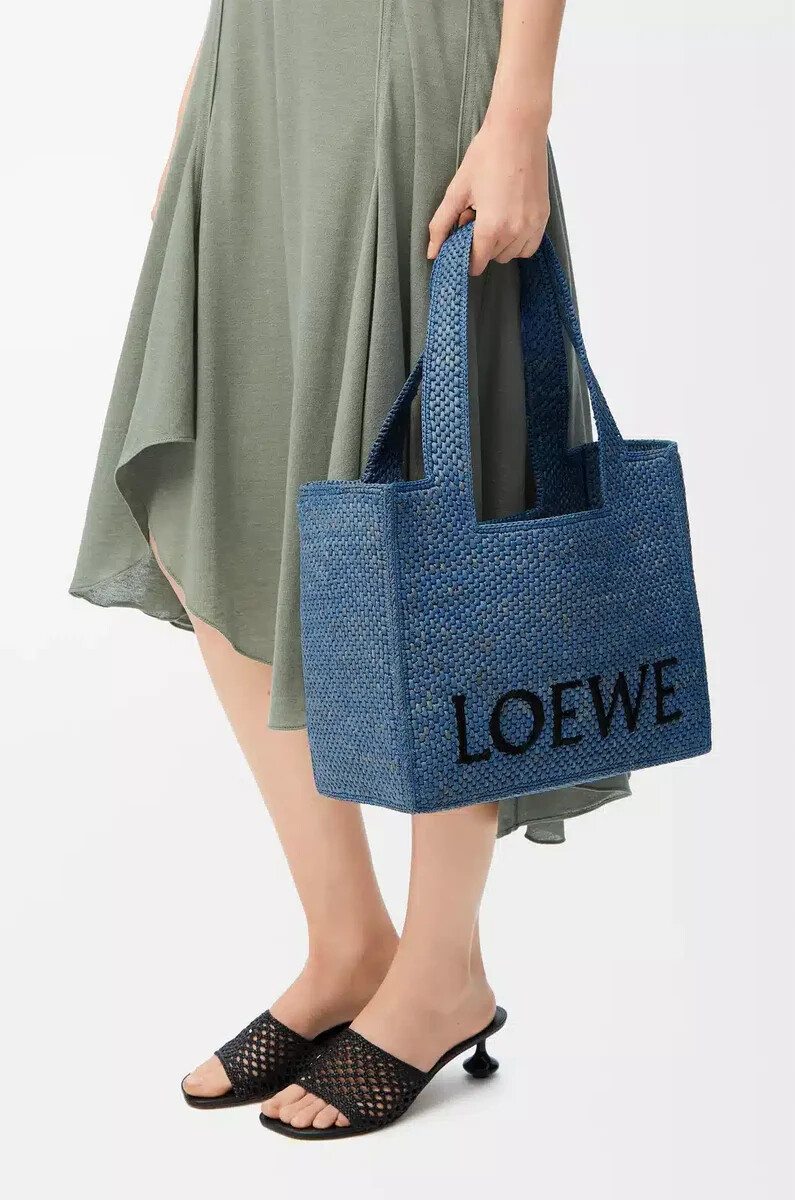 borsa media loewe font in rafia azzurro