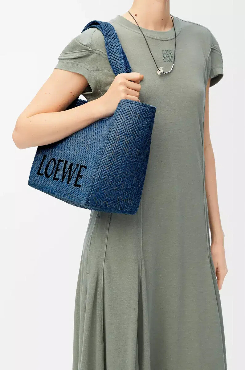 borsa media loewe font in rafia azzurro