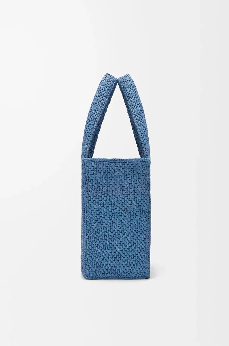 borsa media loewe font in rafia azzurro