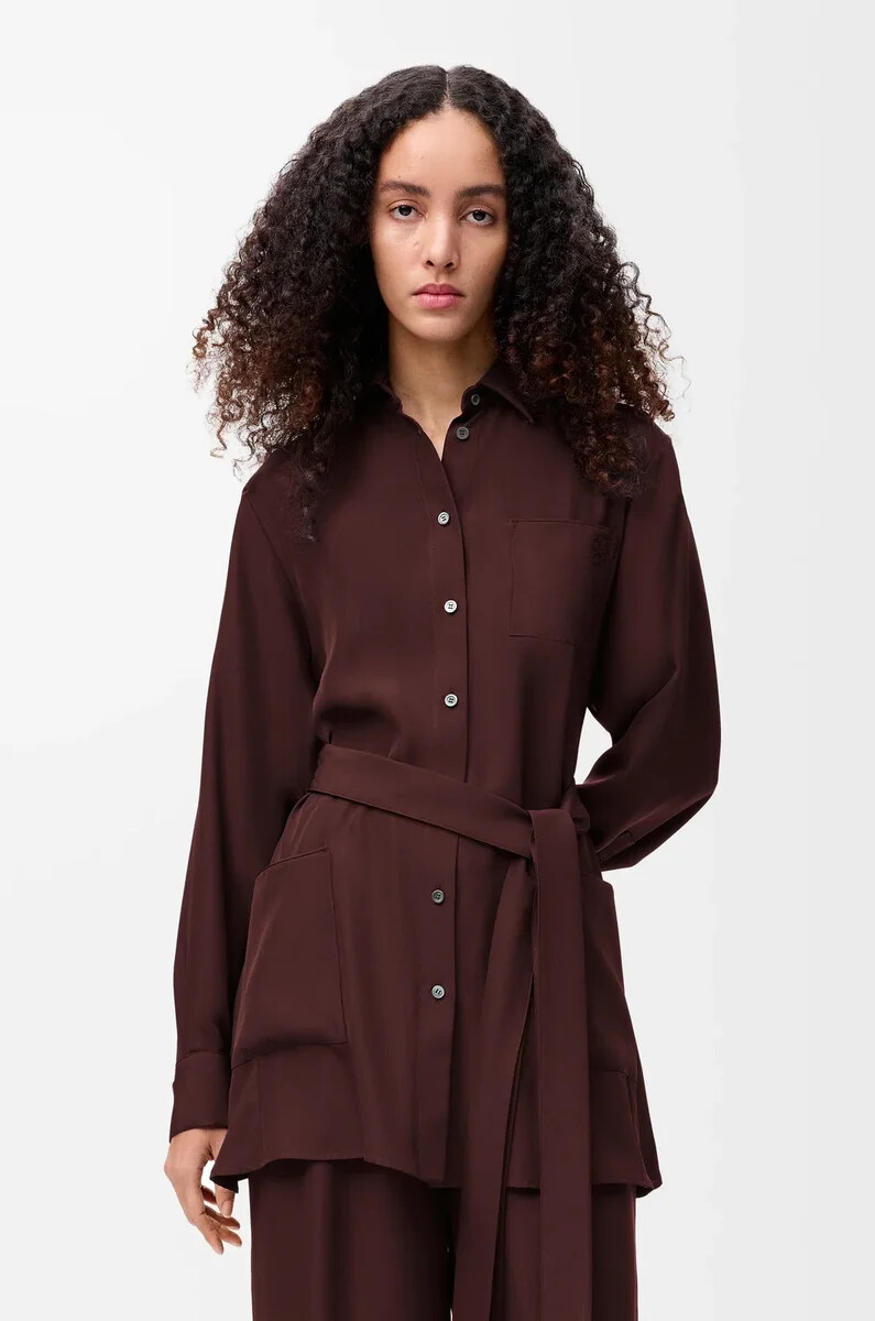 blusa con cintura in seta borgogna