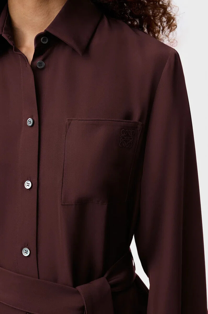blusa con cintura in seta borgogna