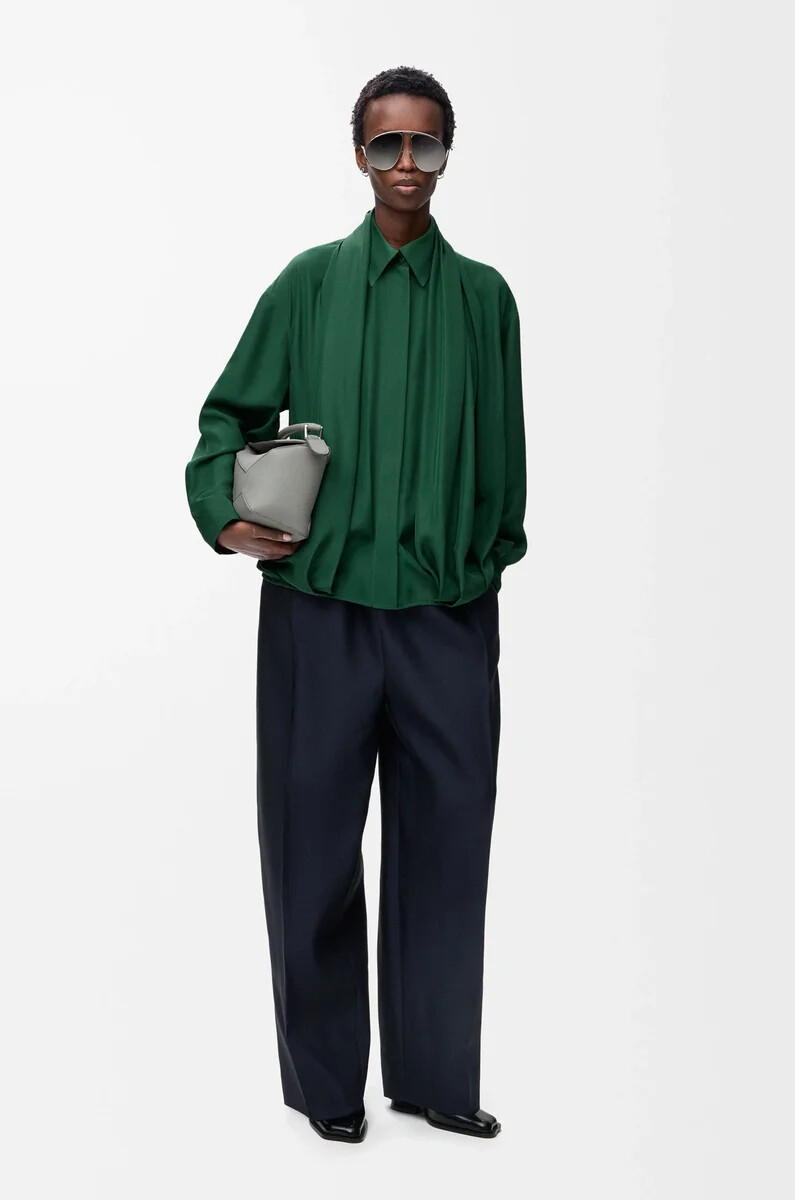 camicia drappeggiata in seta verde scuro