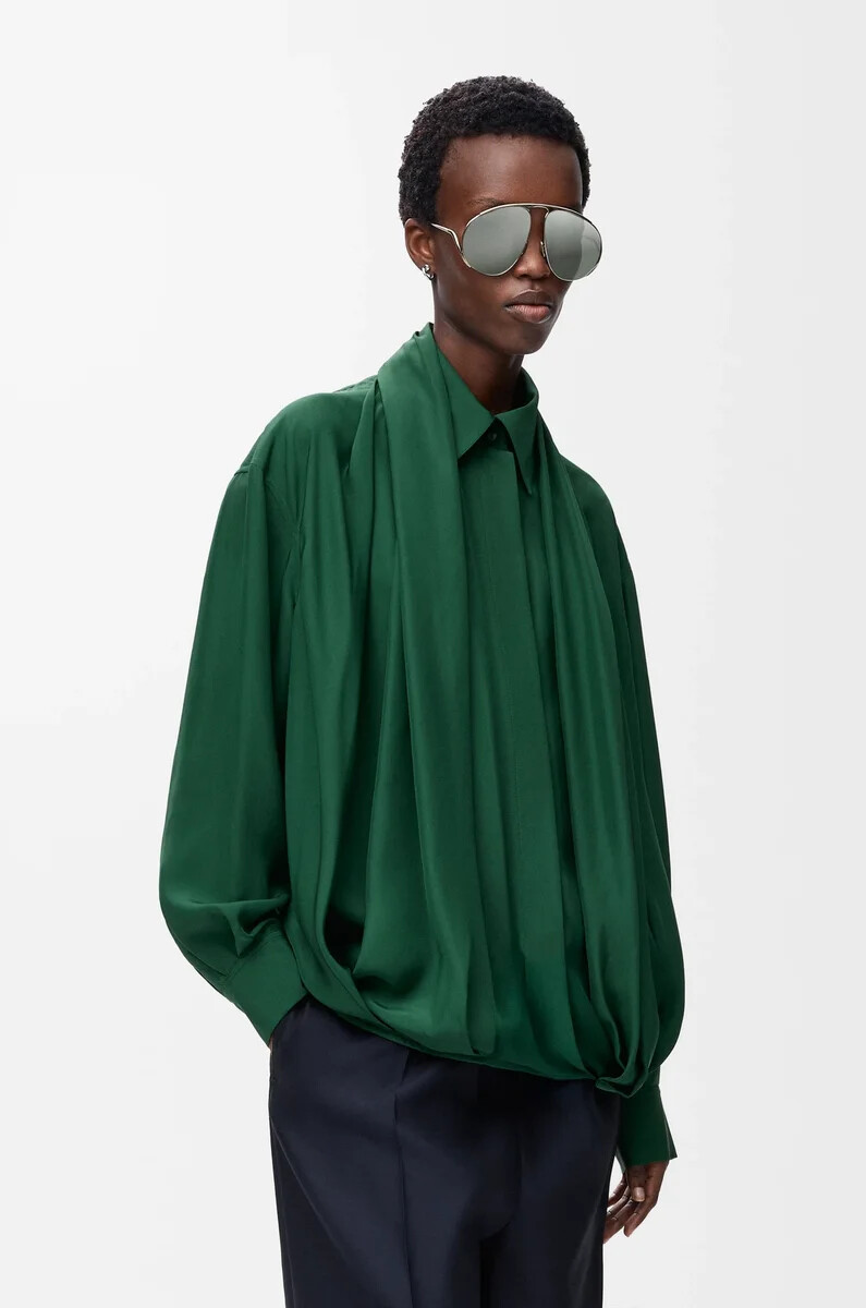 camicia drappeggiata in seta verde scuro