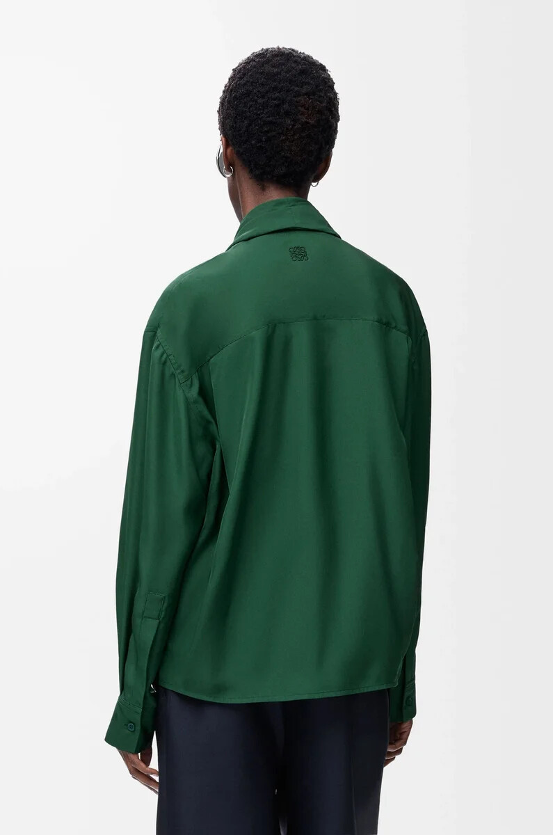 camicia drappeggiata in seta verde scuro