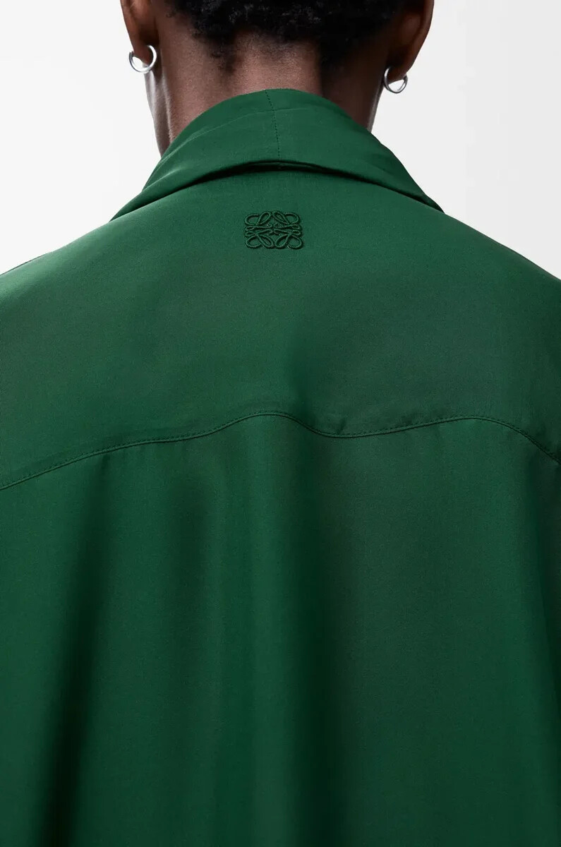camicia drappeggiata in seta verde scuro