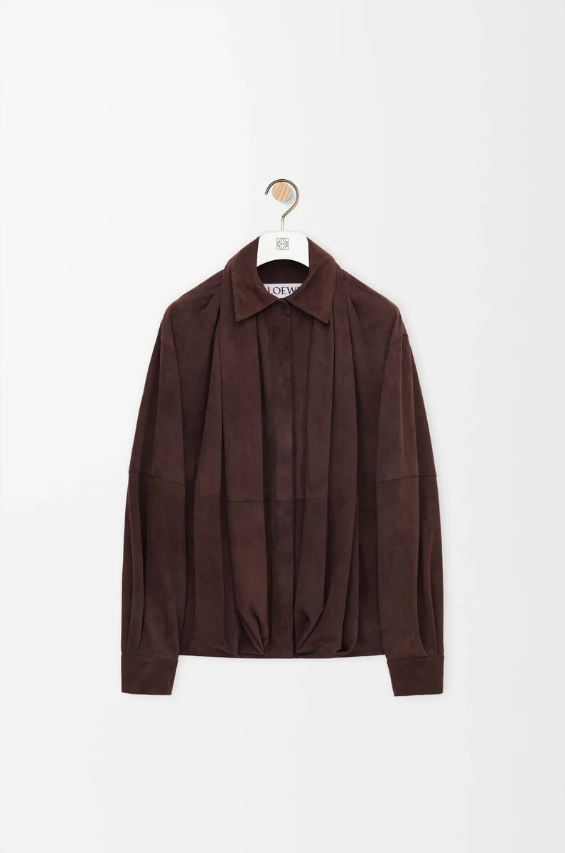 camicia drappeggiata in pelle di capra scamosciata marrone