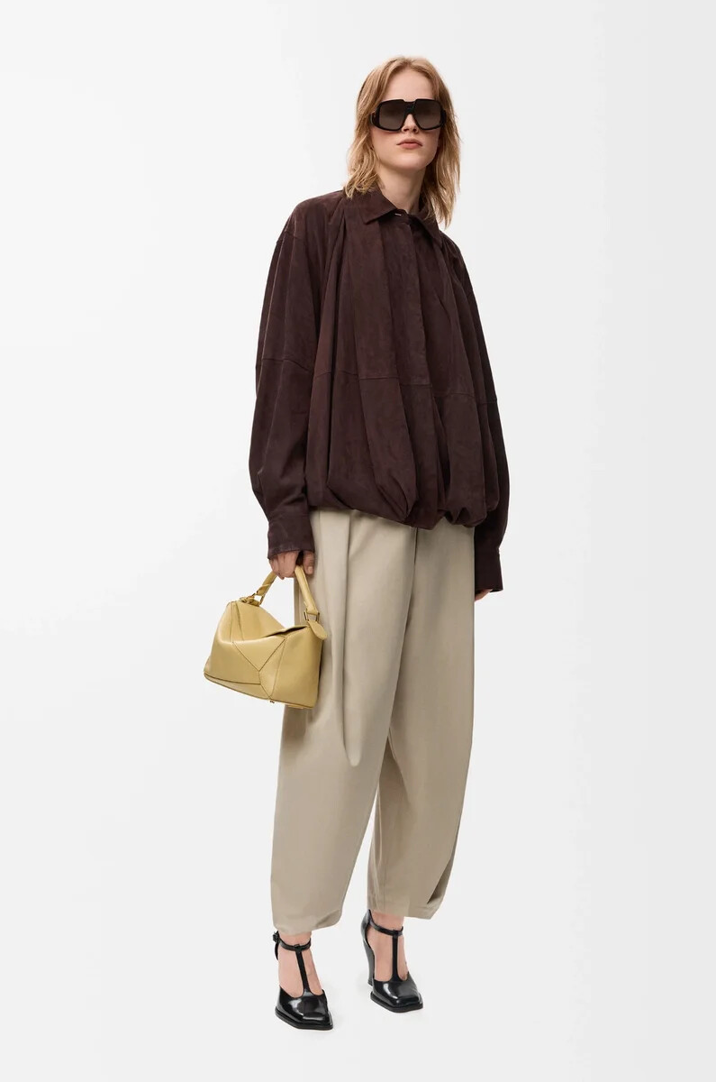camicia drappeggiata in pelle di capra scamosciata marrone