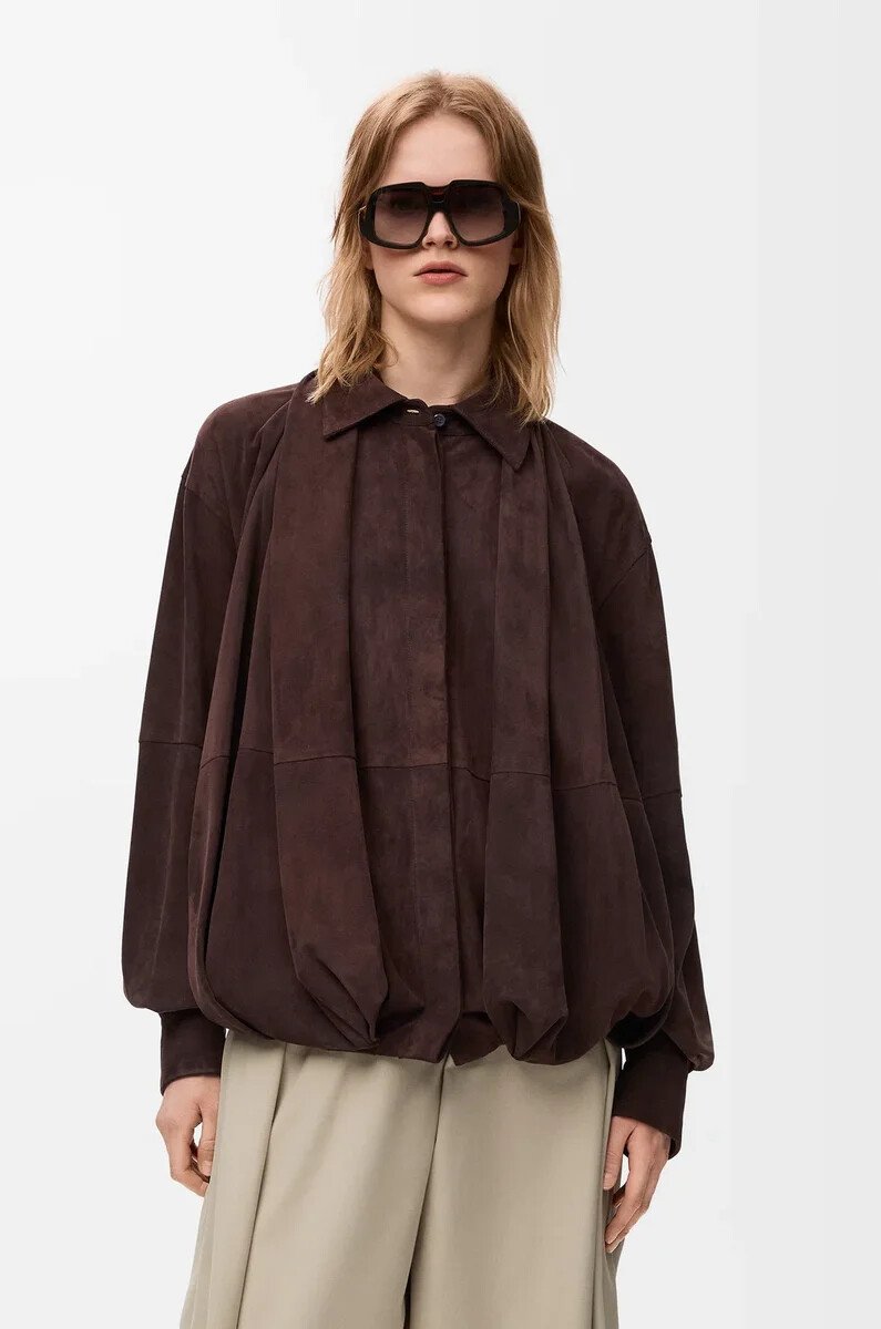 camicia drappeggiata in pelle di capra scamosciata marrone