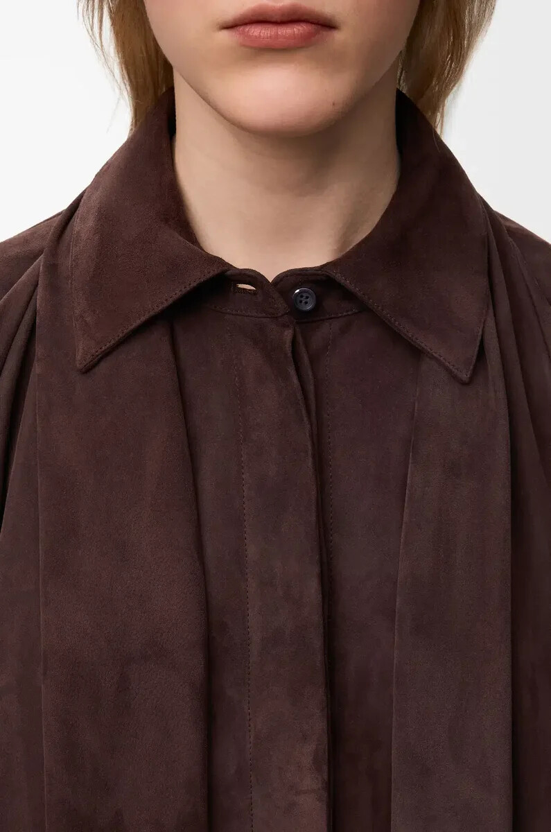 camicia drappeggiata in pelle di capra scamosciata marrone