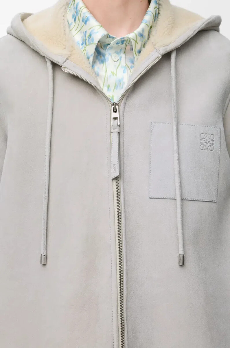 giacca con cappuccio in montone grigio chiaro melange
