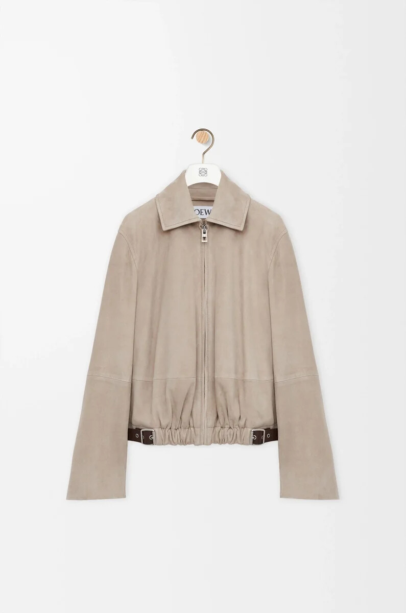 giacca con cintura in pelle di capra scamosciata beige scuro