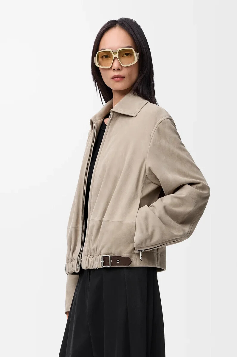giacca con cintura in pelle di capra scamosciata beige scuro