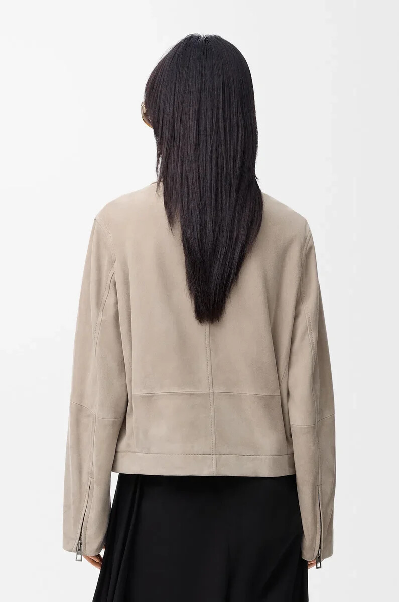 giacca con cintura in pelle di capra scamosciata beige scuro