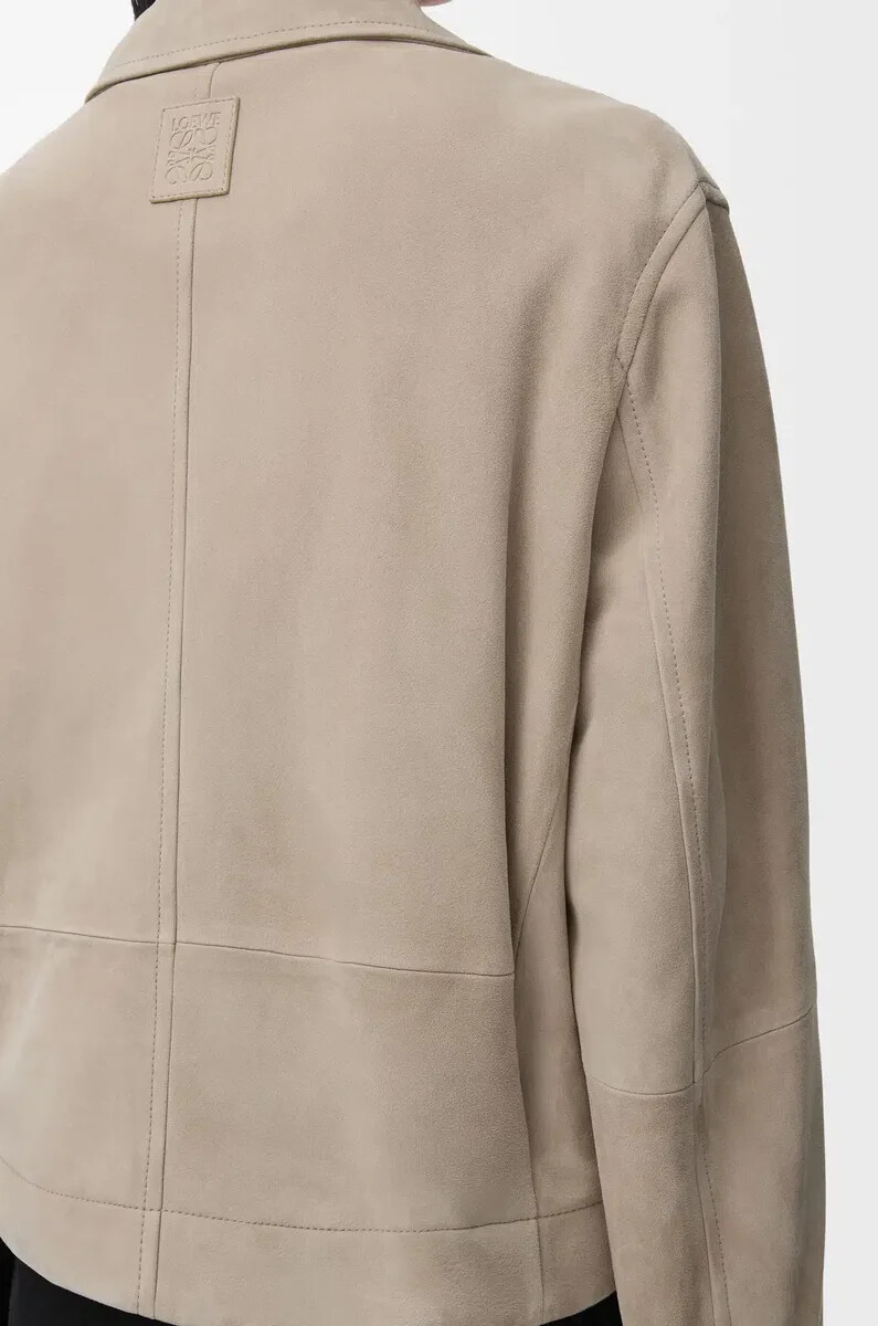 giacca con cintura in pelle di capra scamosciata beige scuro