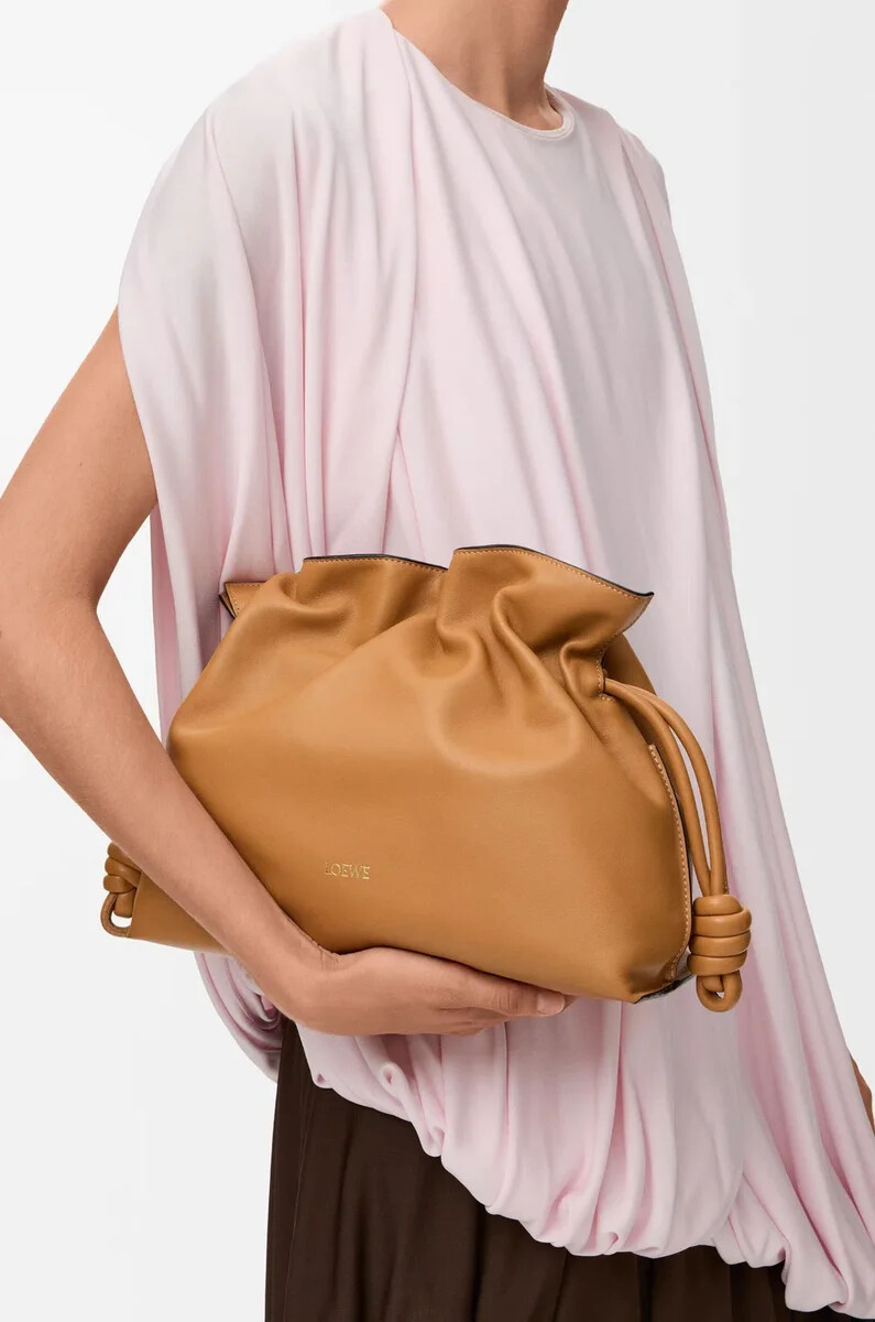 clutch flamenco media in vitello nappa warm desert