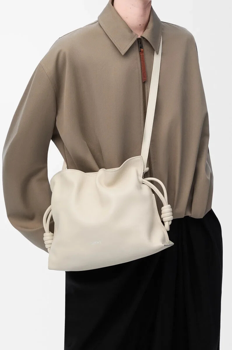 clutch flamenco media in vitello nappa sea salt