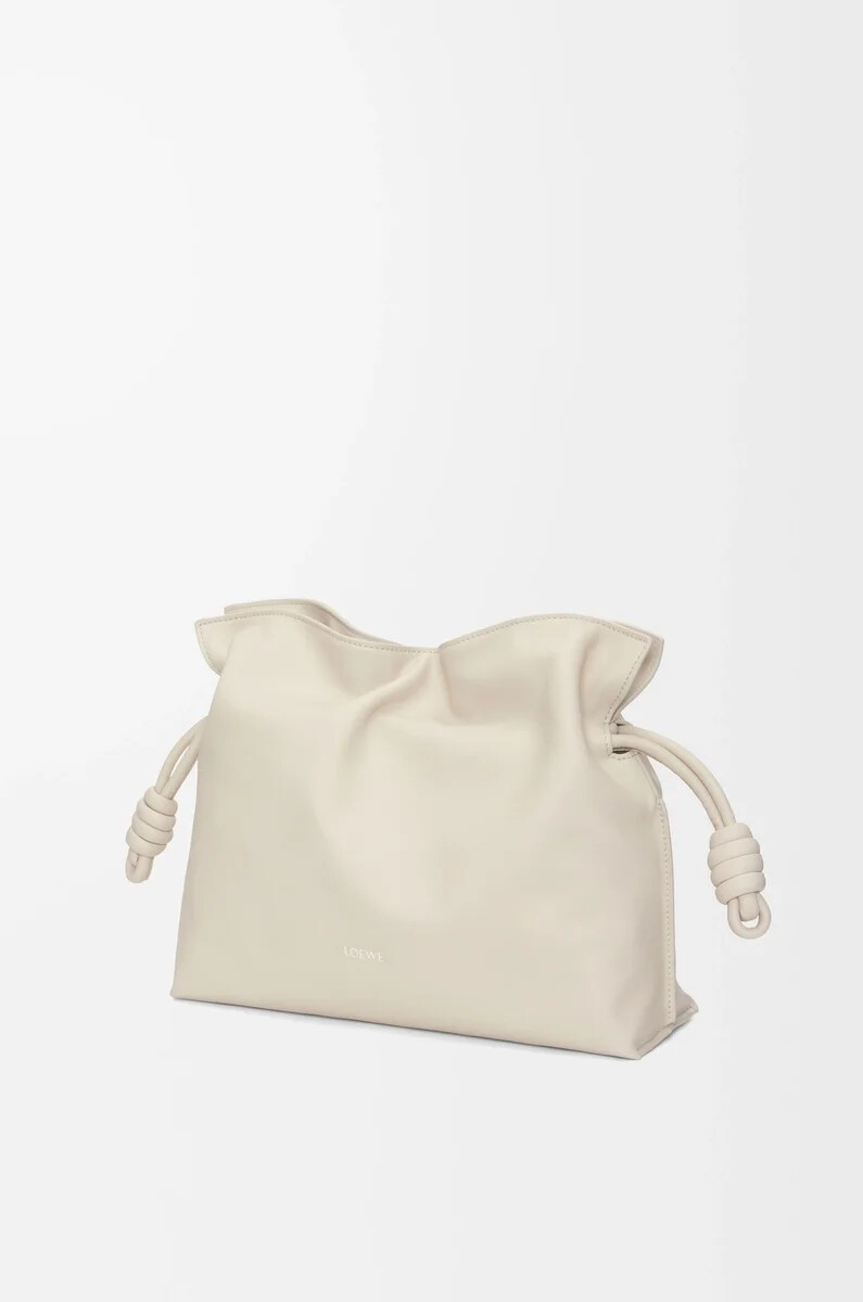 clutch flamenco media in vitello nappa sea salt