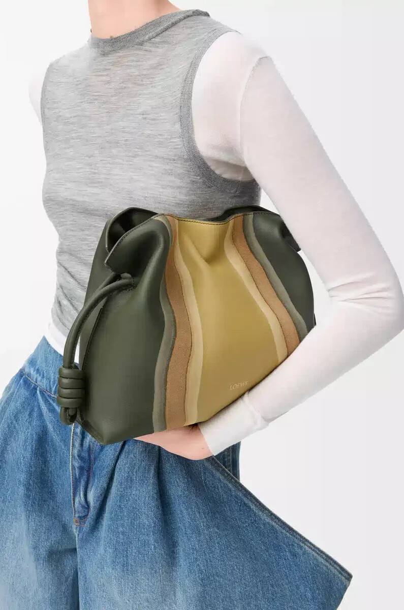 pochette flamenco media landscape in vitello nappa verde bottigliaocra