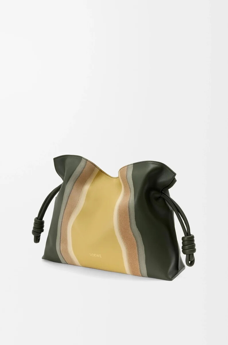 pochette flamenco media landscape in vitello nappa verde bottigliaocra