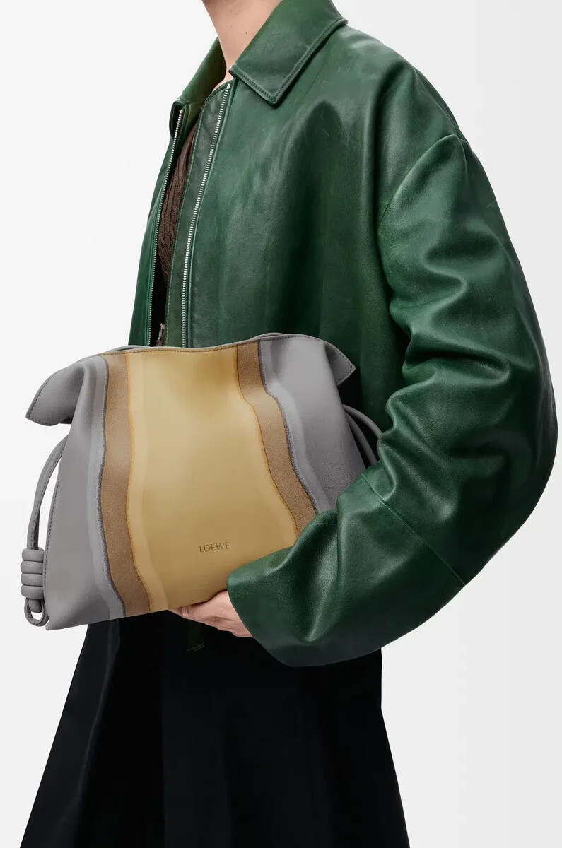 pochette flamenco media landscape in nappa di vitello sparkling greybutter