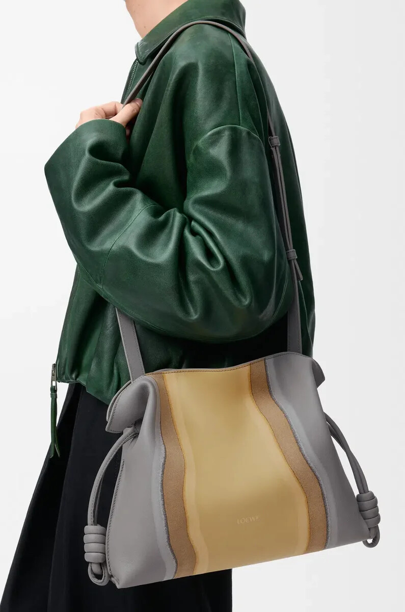 pochette flamenco media landscape in nappa di vitello sparkling greybutter