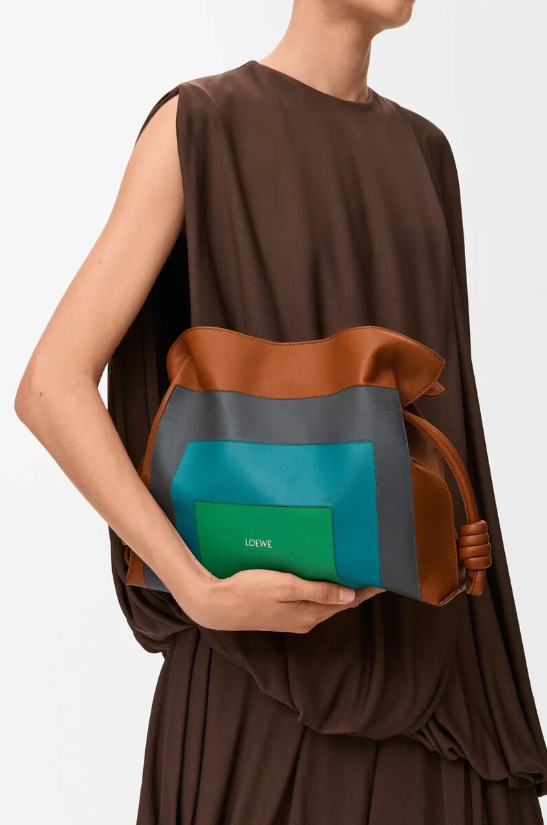 clutch flamenco media in vitello nappa caramelloverde brillante