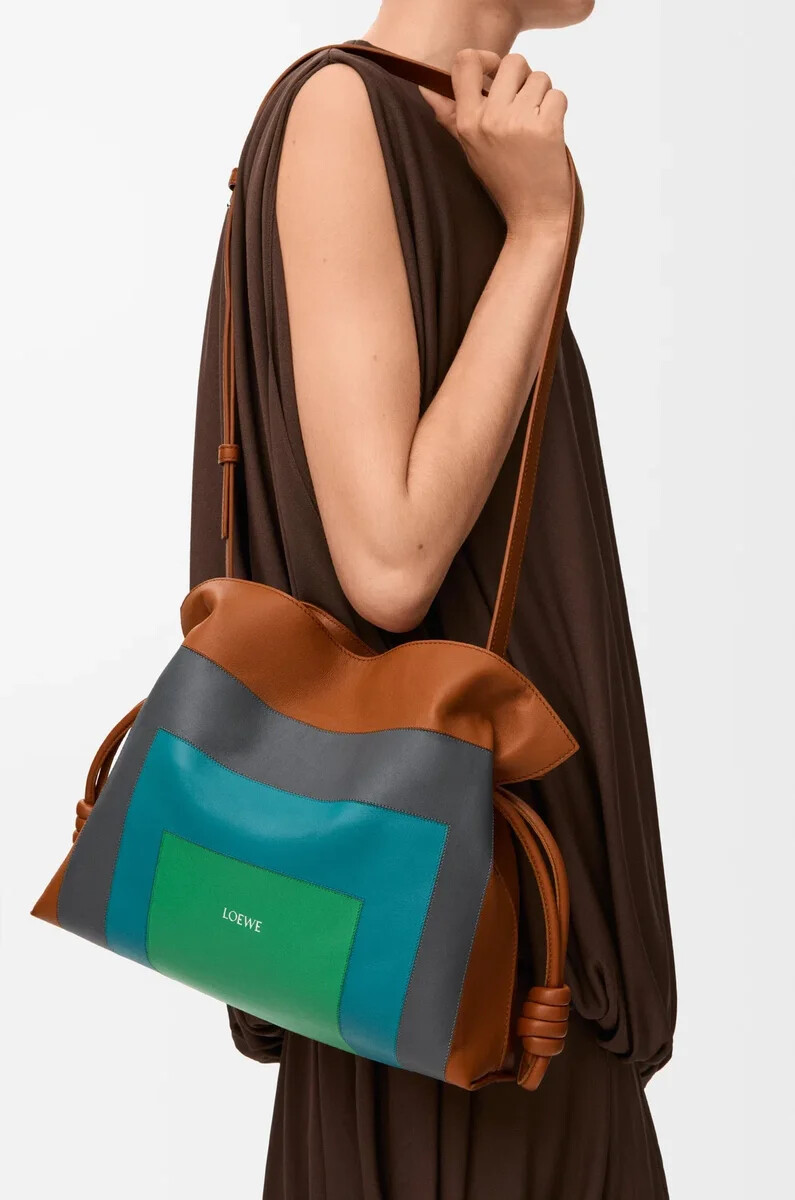clutch flamenco media in vitello nappa caramelloverde brillante