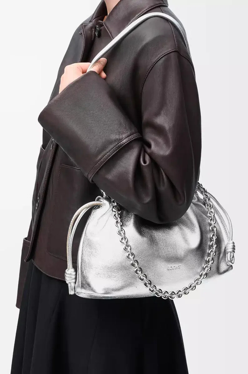 borsa flamenco media in pelle di agnello laminata argento