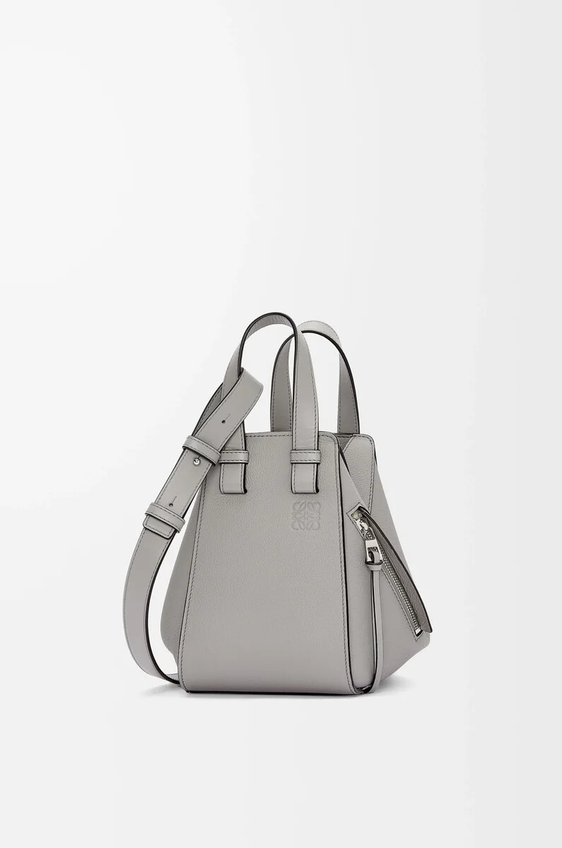 borsa hammock compatta in morbida pelle di vitello grana pearl grey