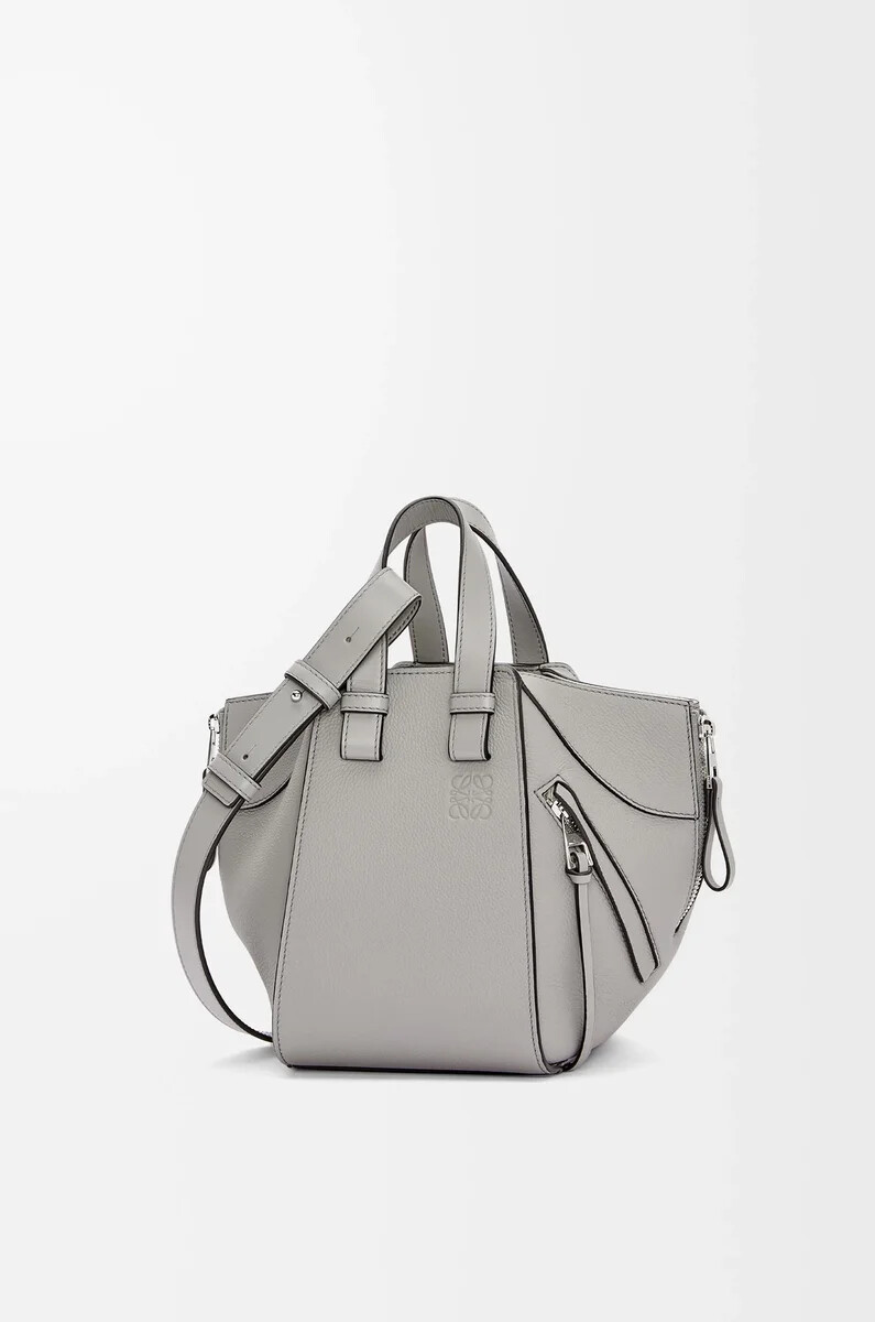 borsa hammock compatta in morbida pelle di vitello grana pearl grey