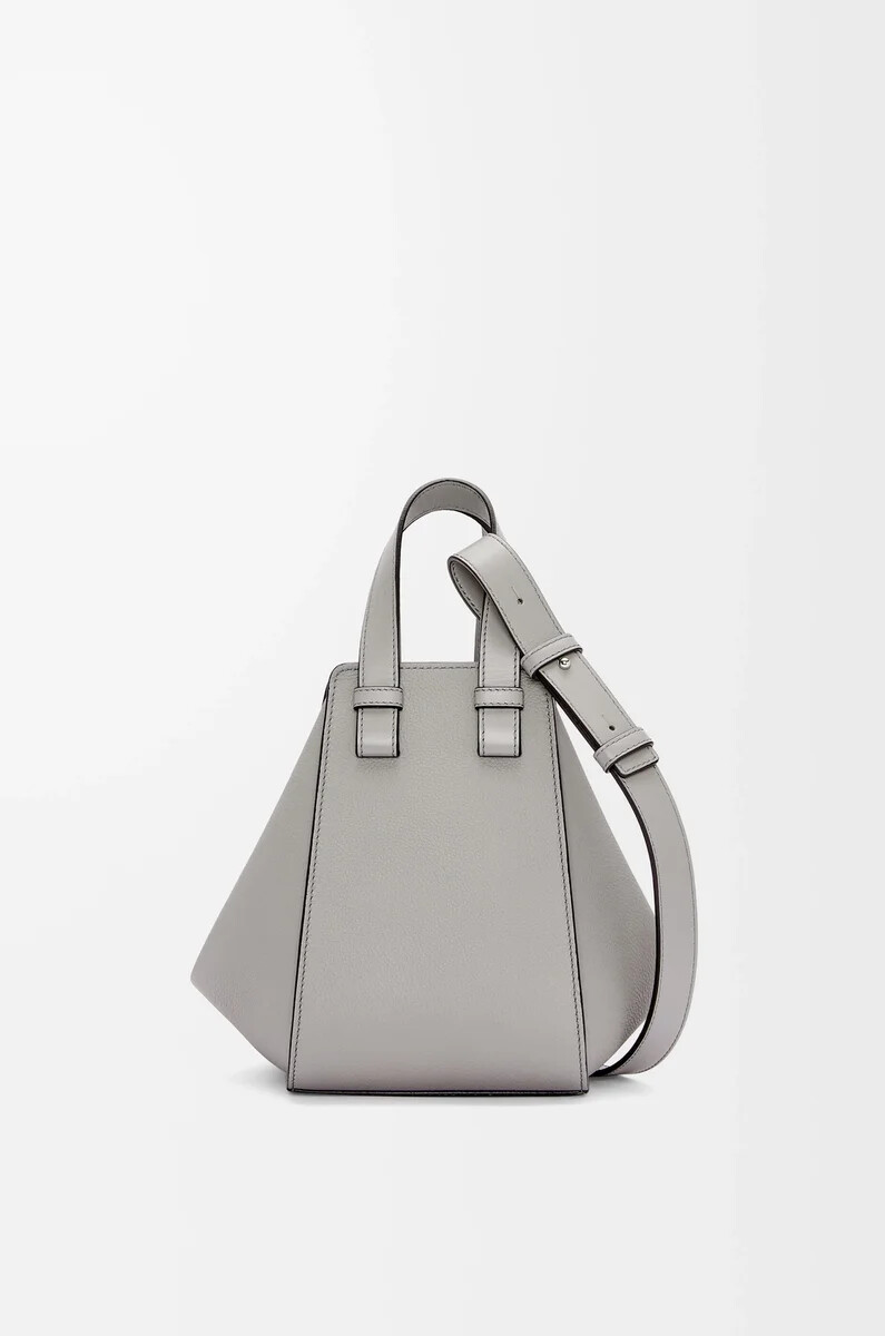 borsa hammock compatta in morbida pelle di vitello grana pearl grey