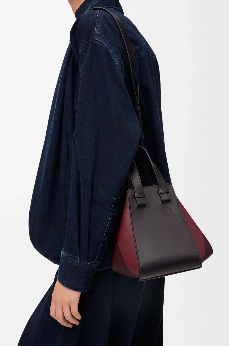 borsa hammock compatta in pelle di vitello nappa neroborgogna