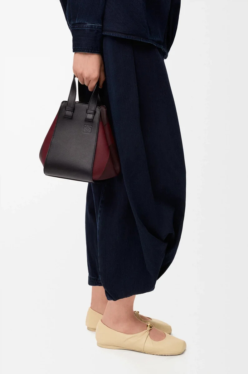borsa hammock compatta in pelle di vitello nappa neroborgogna