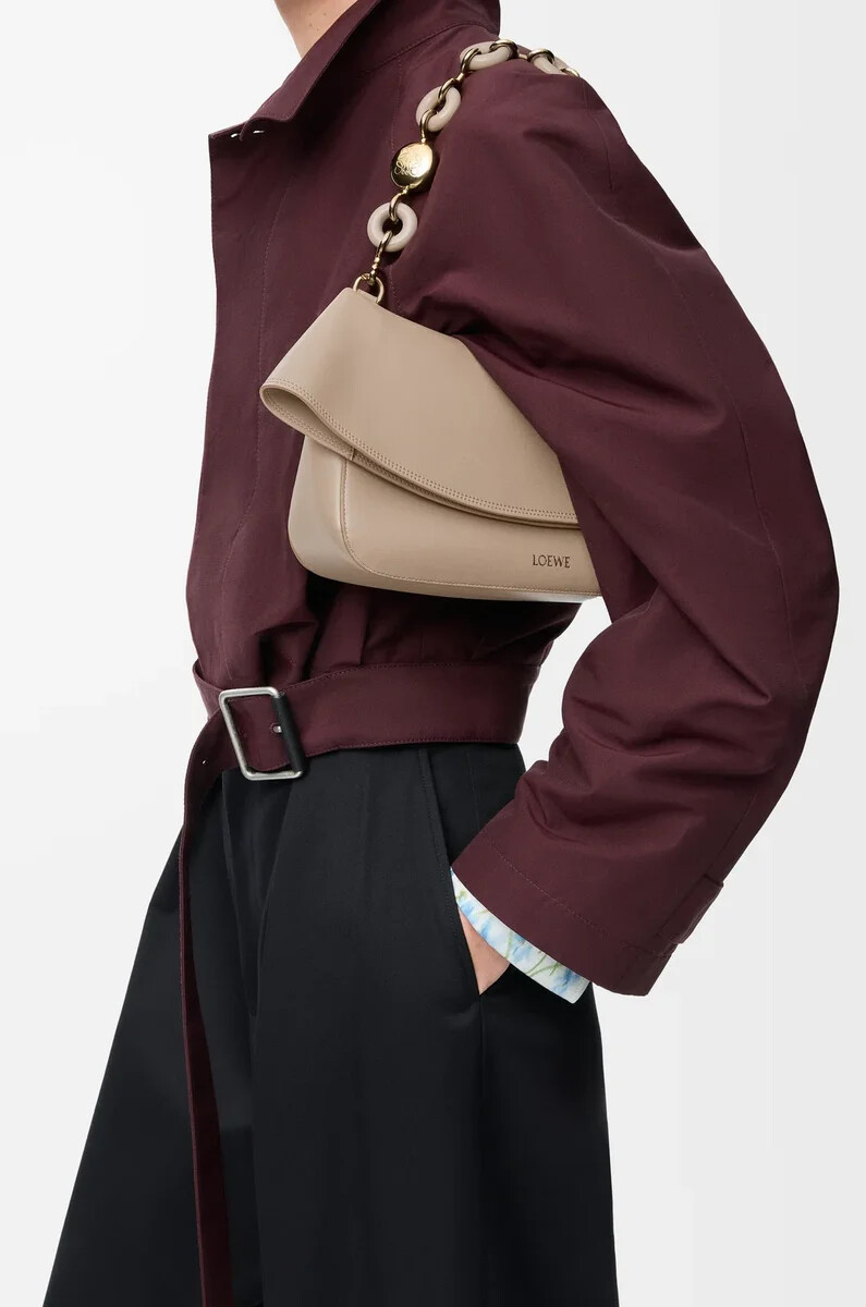 borsa ola media in pelle di vitello liscia sabbia