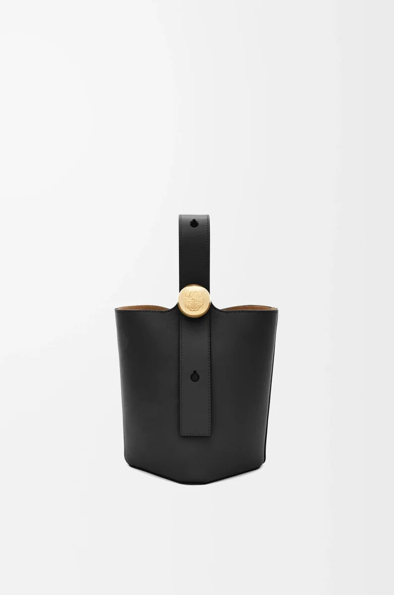 mini secchiello pebble in pelle di vitello liscia nero