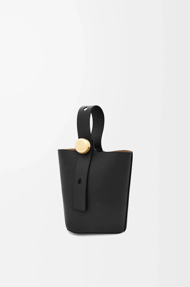 mini secchiello pebble in pelle di vitello liscia nero