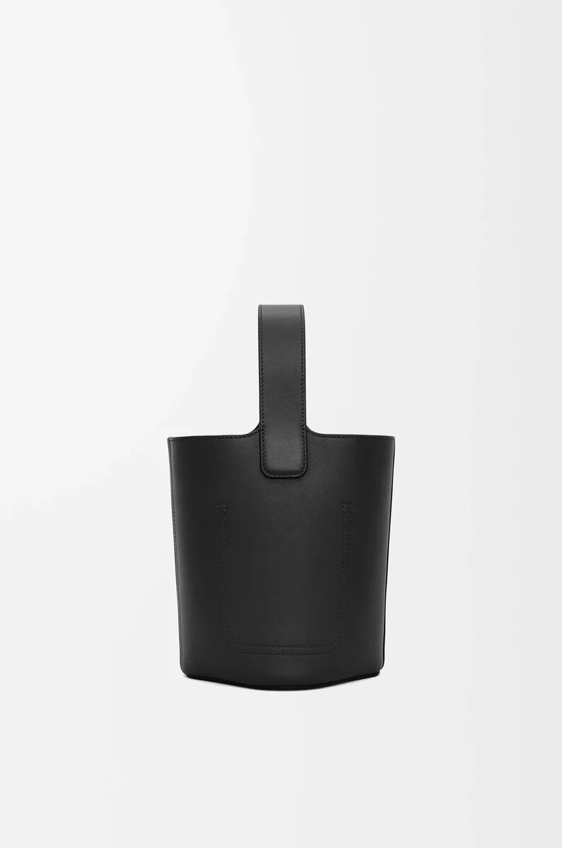 mini secchiello pebble in pelle di vitello liscia nero