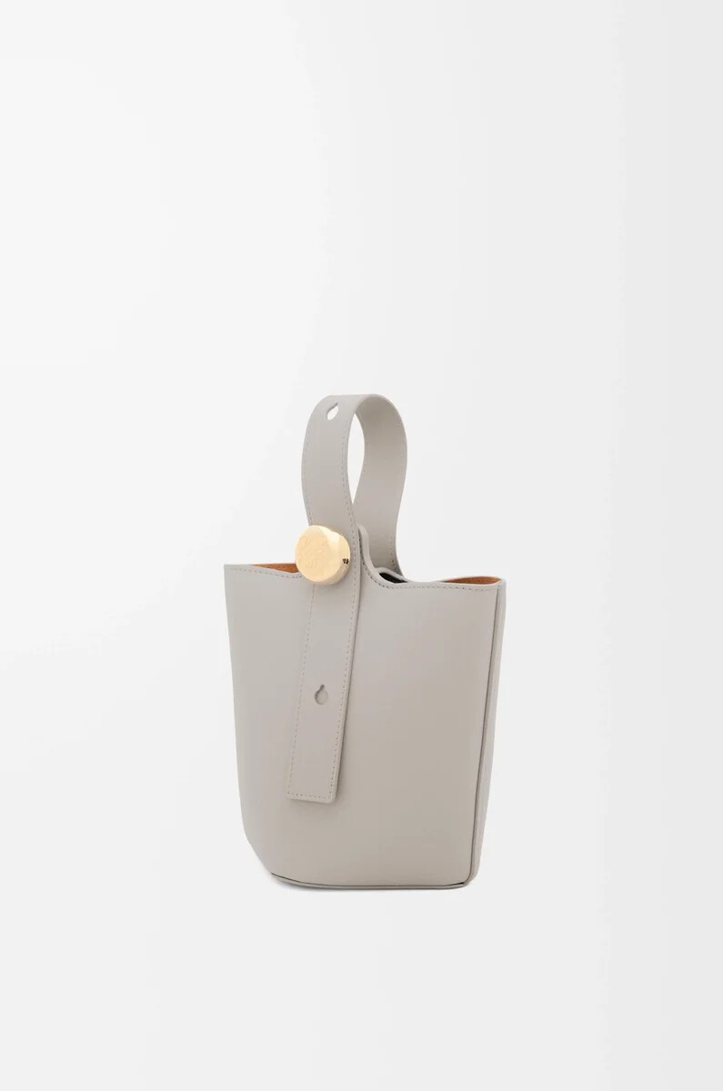 mini secchiello pebble in pelle di vitello liscia shell grey