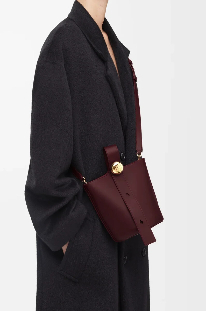 mini secchiello pebble in pelle di vitello liscia dark burgundy