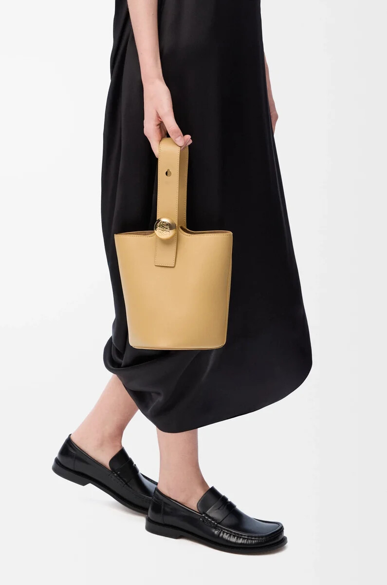 mini secchiello pebble in pelle di vitello liscia dark butter