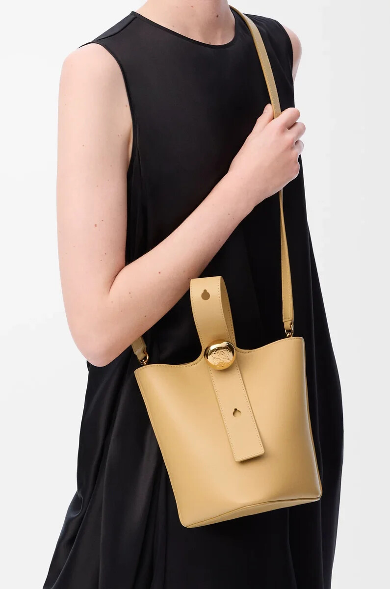 mini secchiello pebble in pelle di vitello liscia dark butter