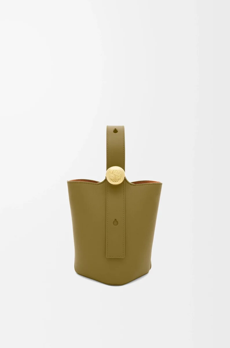 mini secchiello pebble in pelle di vitello liscia olive