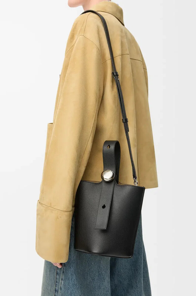 borsa a secchiello mini pebble in morbida pelle di vitello granata nero