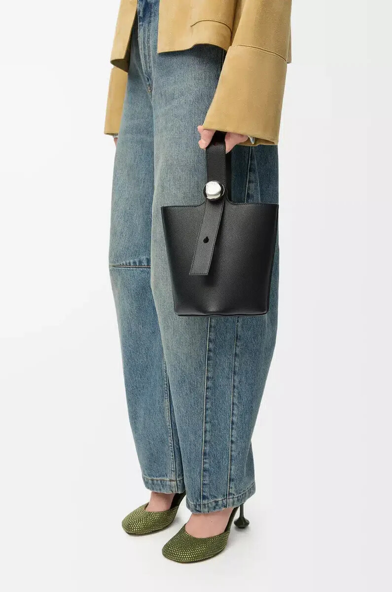 borsa a secchiello mini pebble in morbida pelle di vitello granata nero